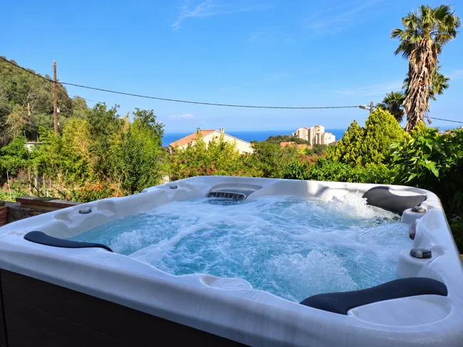 Le jacuzzi face à la mer
