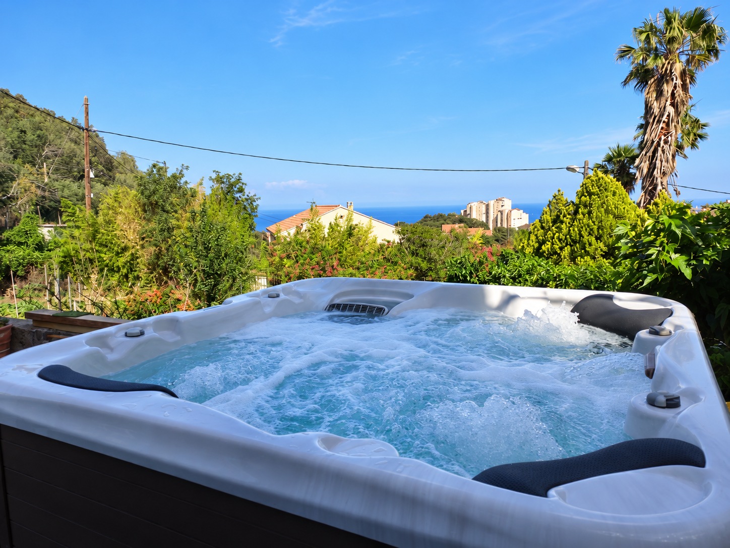 Jacuzzi sur la terrasse de U Fiumicellu avec vue sur la mer