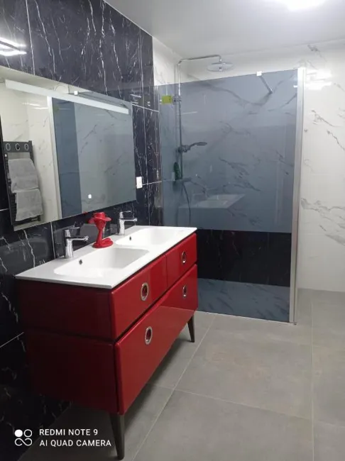 La douche et le meuble vasque