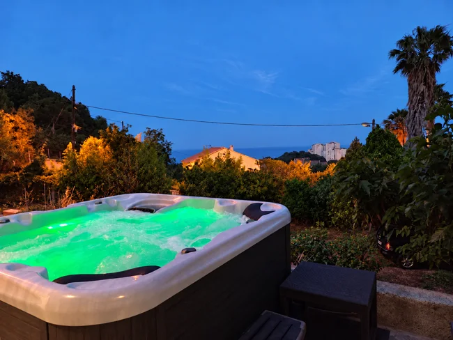 Le jacuzzi à la tombée du jour