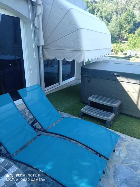 Les transats sur la terrasse