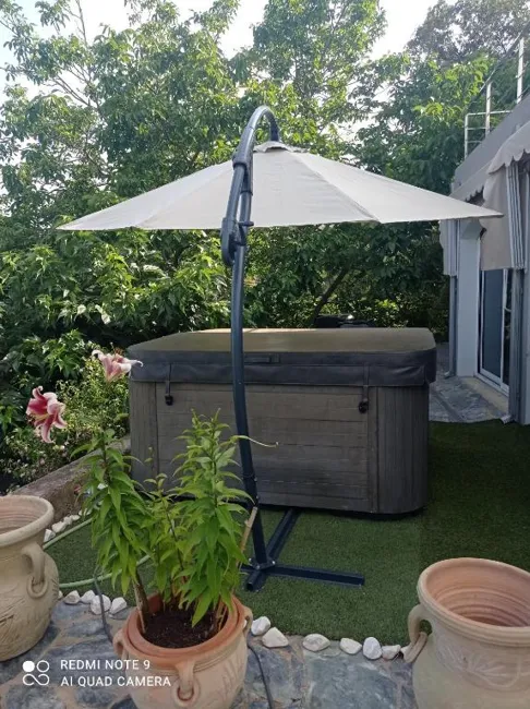 Le jacuzzi sous le parasol