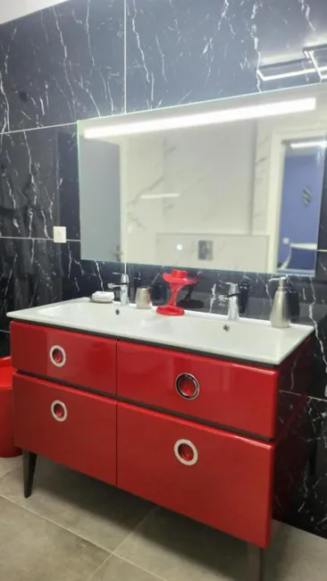 La salle de bains et sa vasque rouge