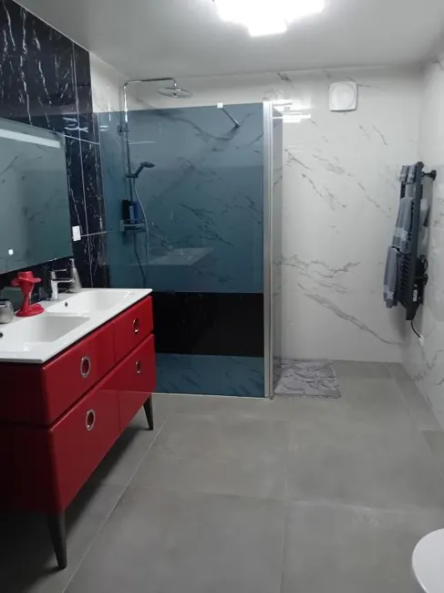 La salle de bains avec douche